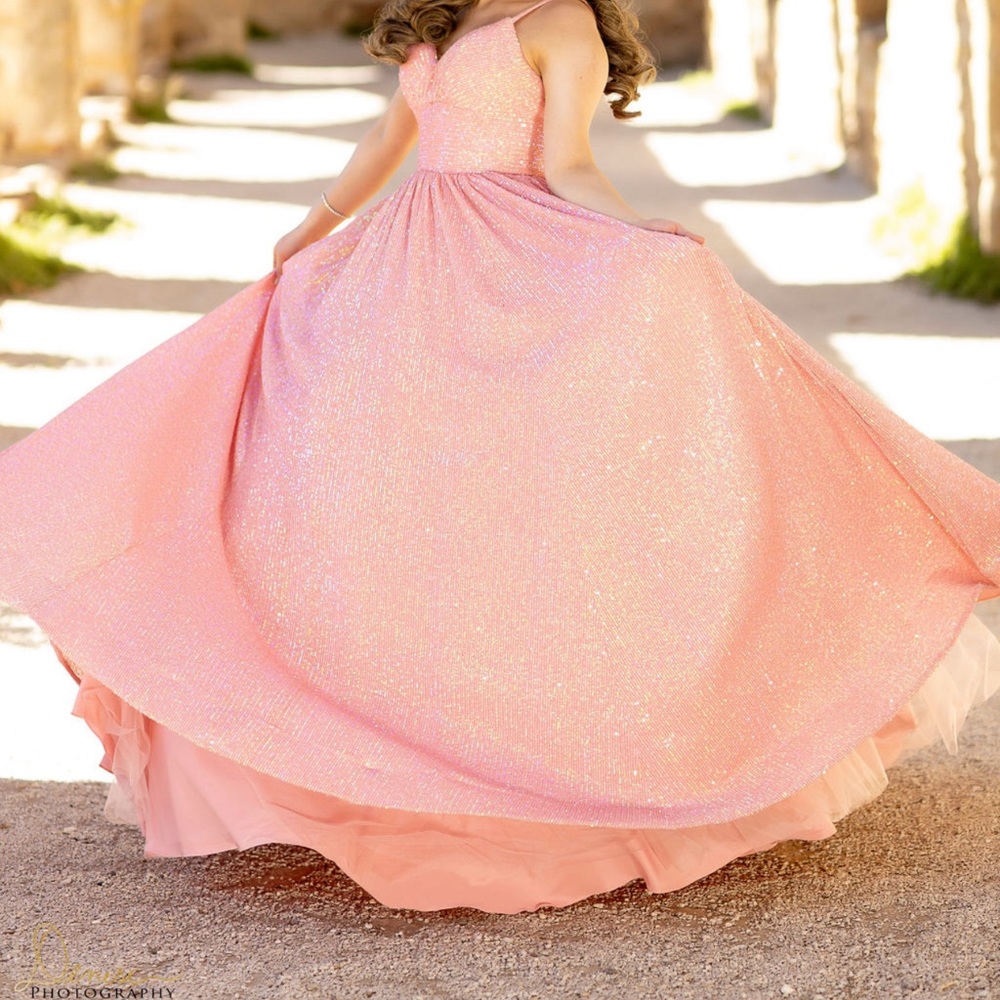Beautiful Sherri hill dress size:6. Wore only for pictures. No returns